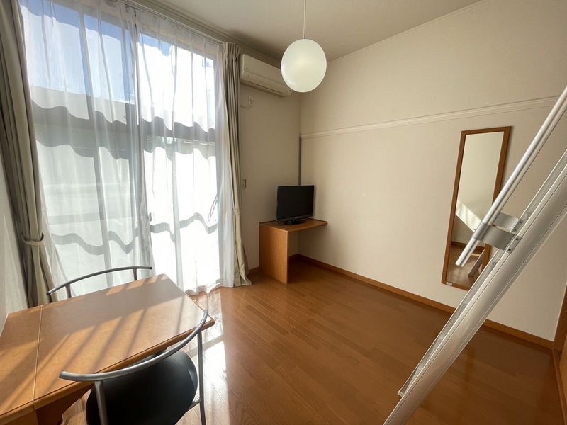レオパレスみなみ　彦根 居間