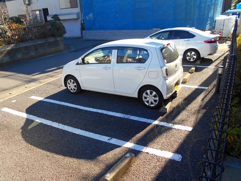 レオパレスまつど雅 駐車場