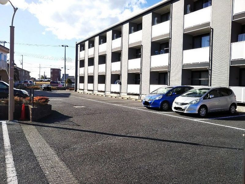 レオパレスクレストウィル 駐車場