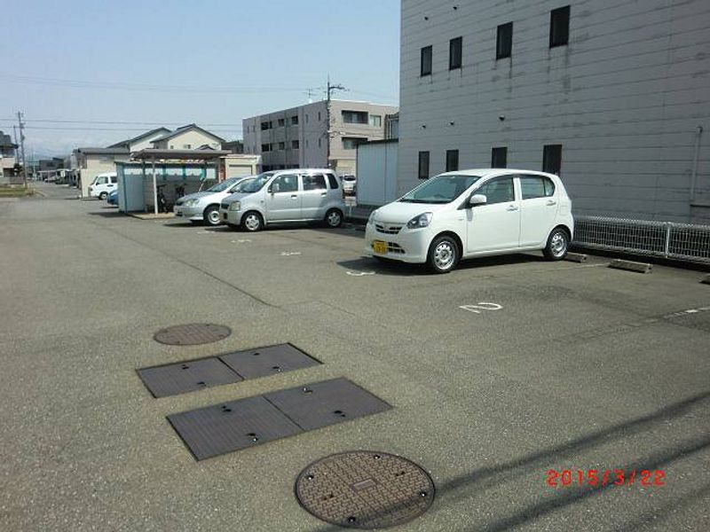 レオパレスプレミールⅡ 駐車場