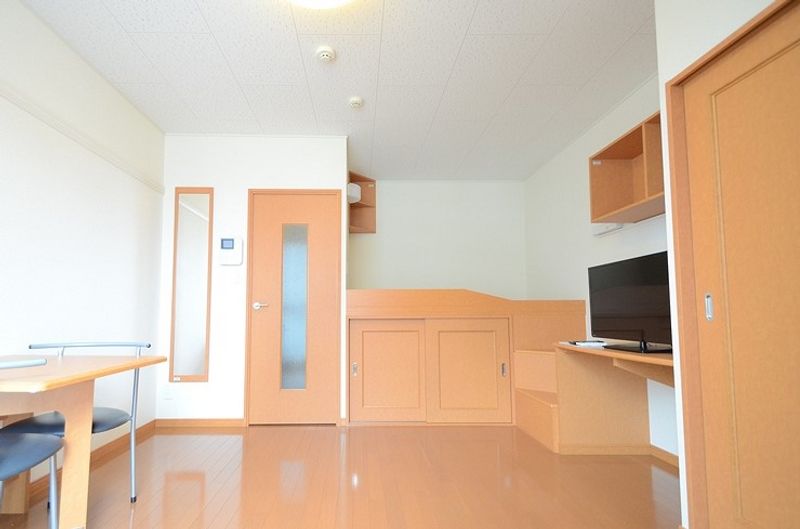 レオパレスｐｉｎｅ　ｃｒｅｓｔ 居間