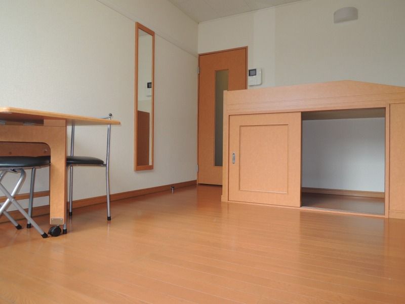 レオパレス茜 居間