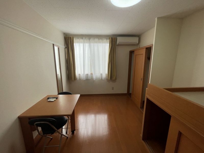 レオパレス岡 居間