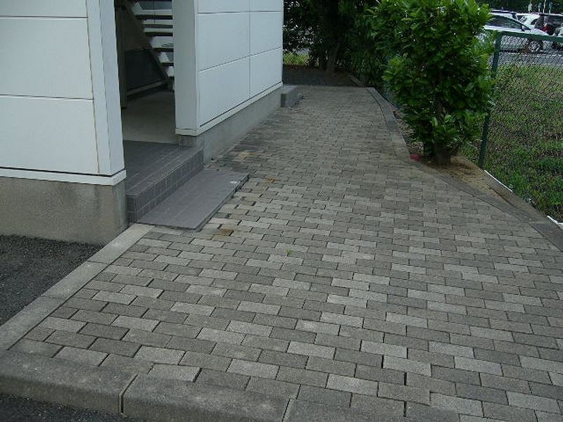 レオパレスミドリ エントランス