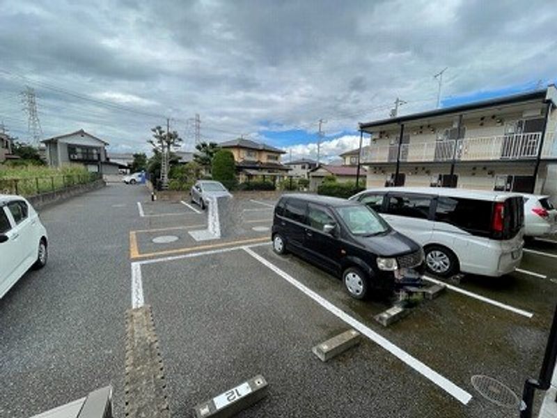 レオパレスミライアル 駐車場