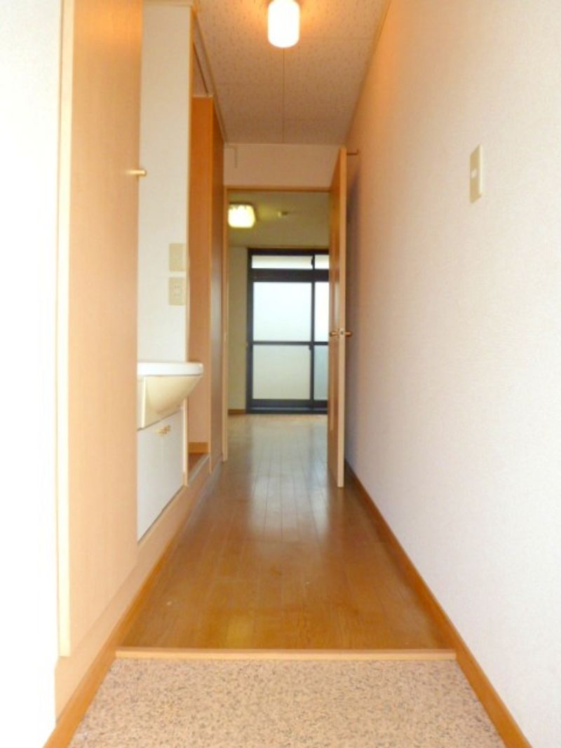 レオパレスやませ 玄関