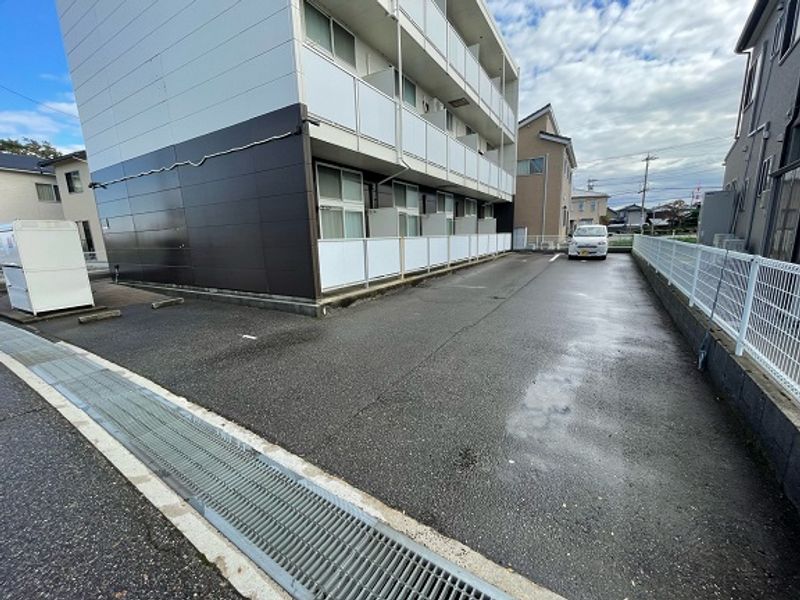 レオパレスクリア神野 駐車場