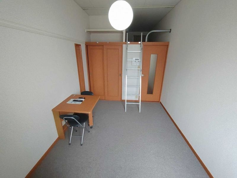 レオパレス小荷田２ 居間