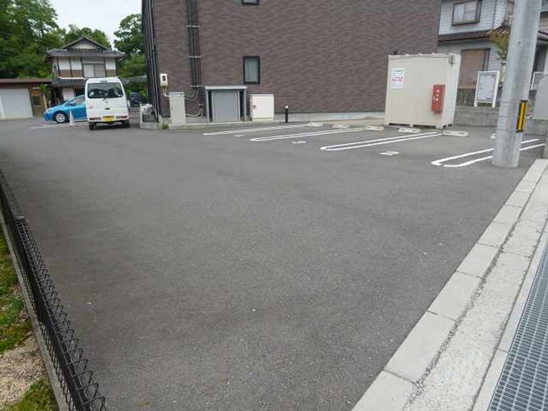 レオネクストポラリス 駐車場