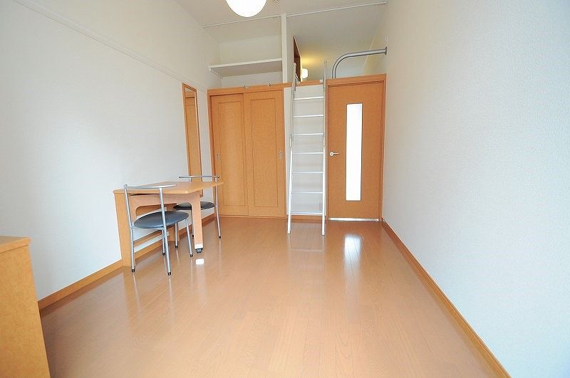 レオパレス夢千里 居間