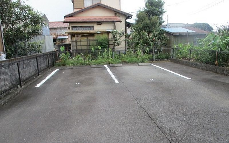 レオパレスコンフォート７ 駐車場
