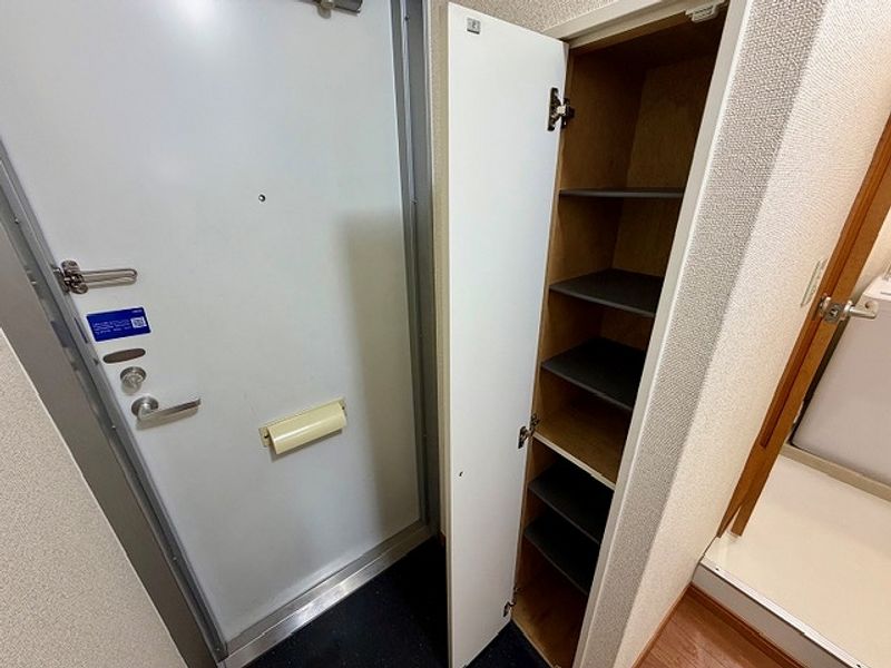 レオパレスグローリー 玄関