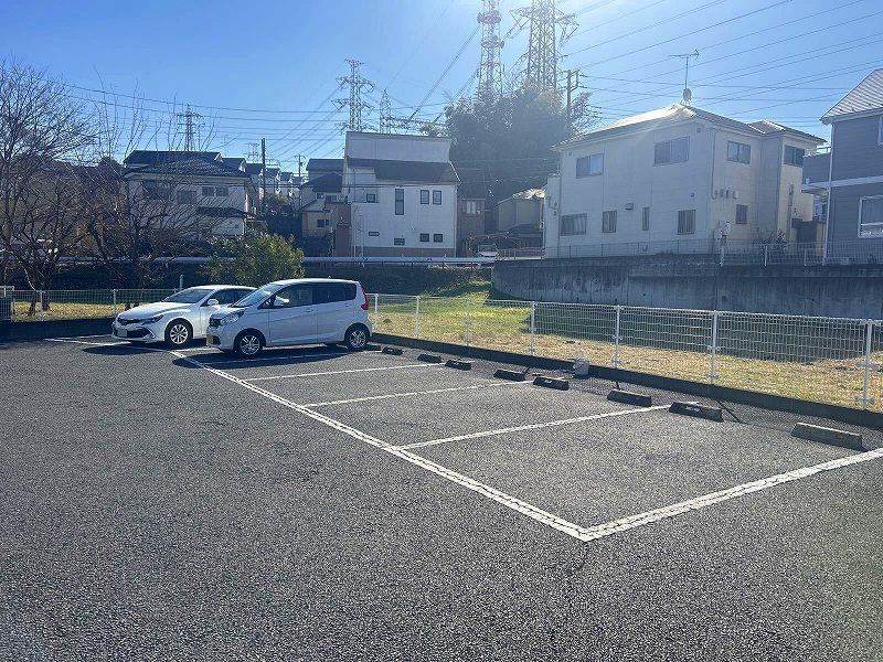 レオパレスグレイシャス 駐車場