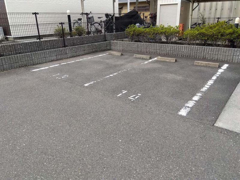 レオパレスアリナン 駐車場