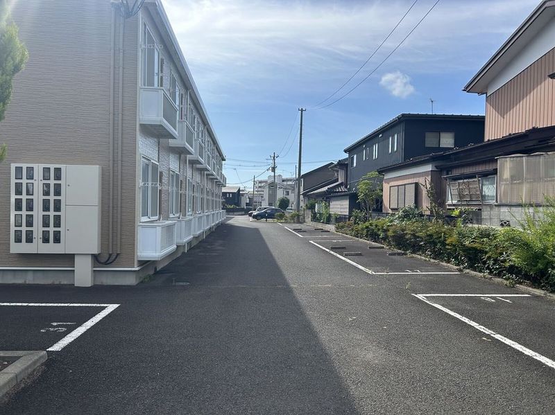 レオパレスクリスタルガーデン 駐車場