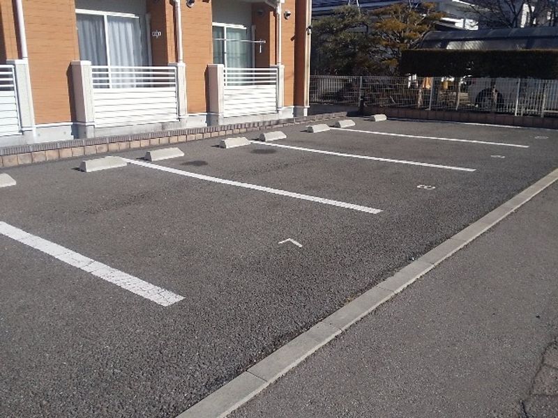 レオネクストシルクⅢ 駐車場