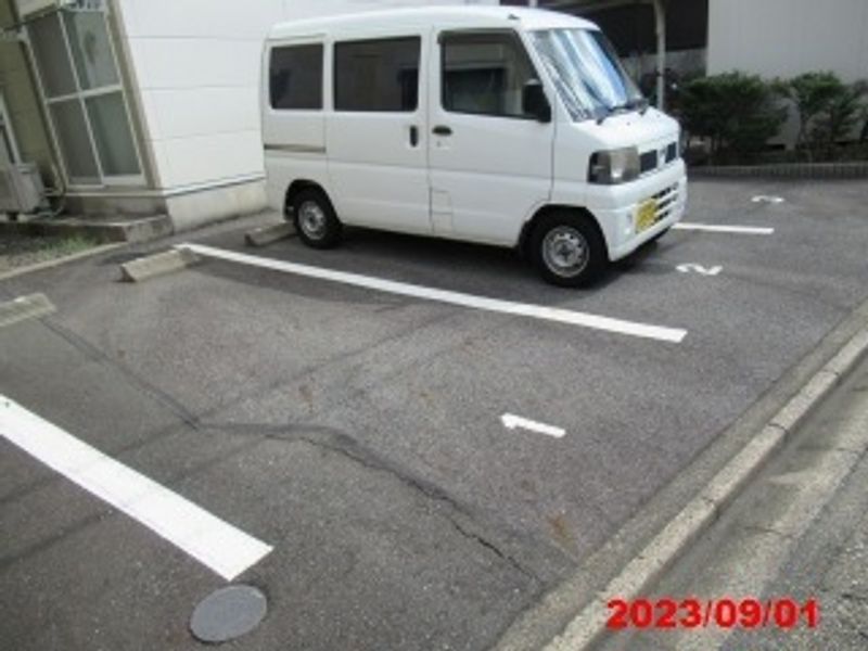 レオパレスハピネスアイランド 駐車場