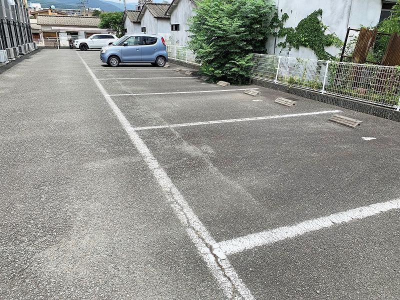 レオパレスカメリア 駐車場