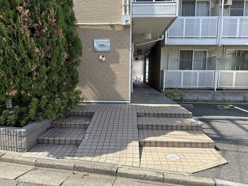 レオパレス嵯峨野 エントランス