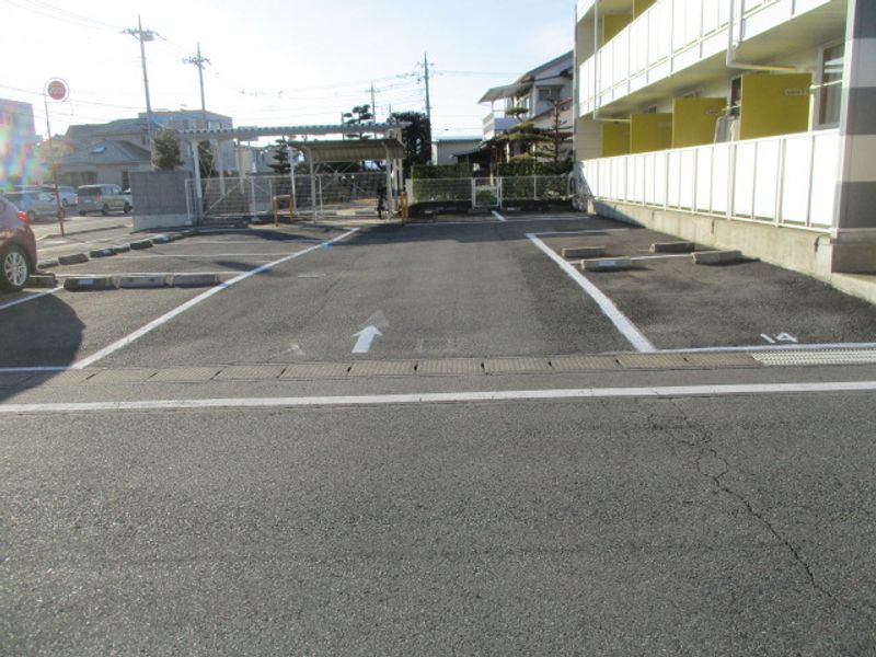 レオパレスパール２００１ 駐車場