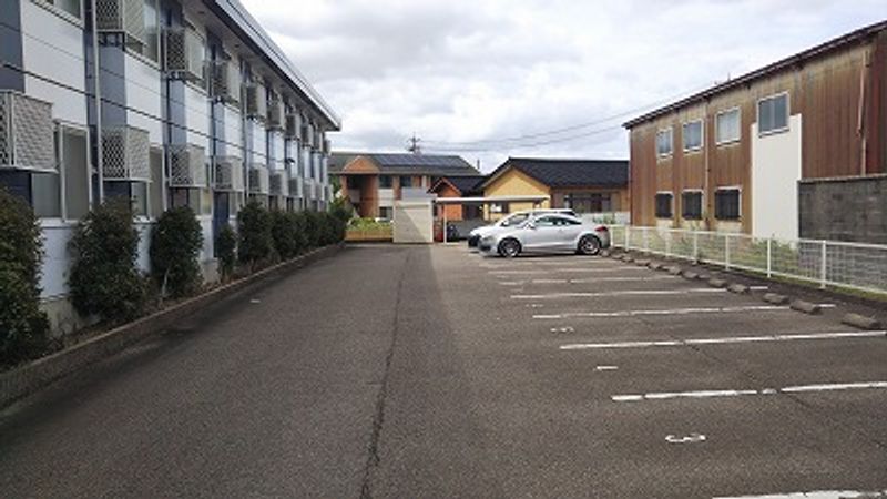 レオパレスアミーゴ 駐車場