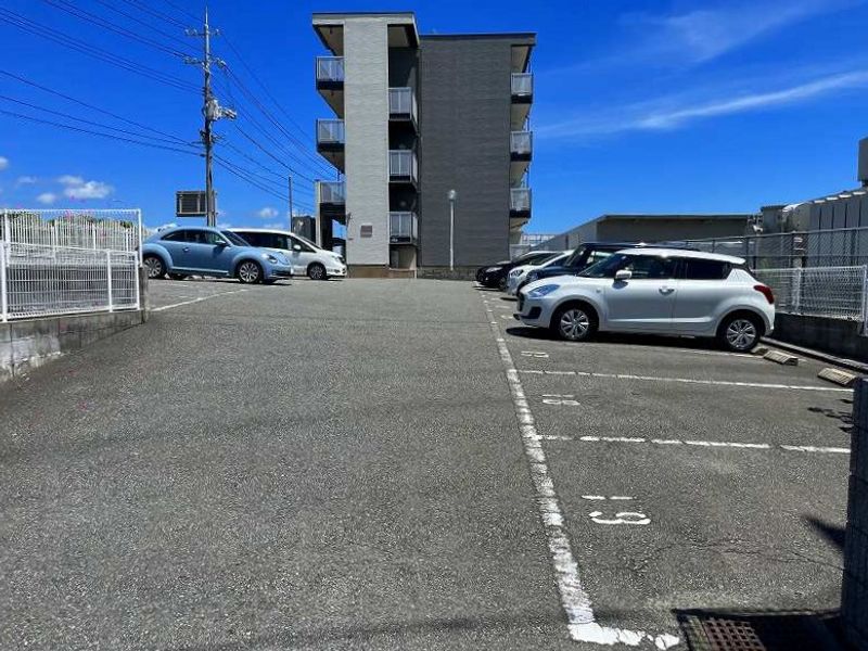 レオパレスマリーンブルー 駐車場
