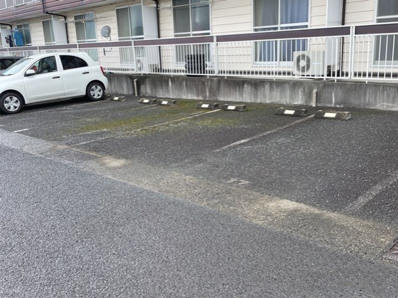 レオパレスクィーンズ由真 駐車場