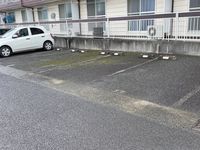 レオパレスクィーンズ由真 駐車場