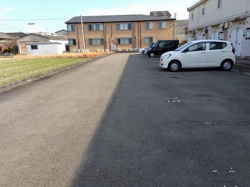 レオパレスアントラー 駐車場