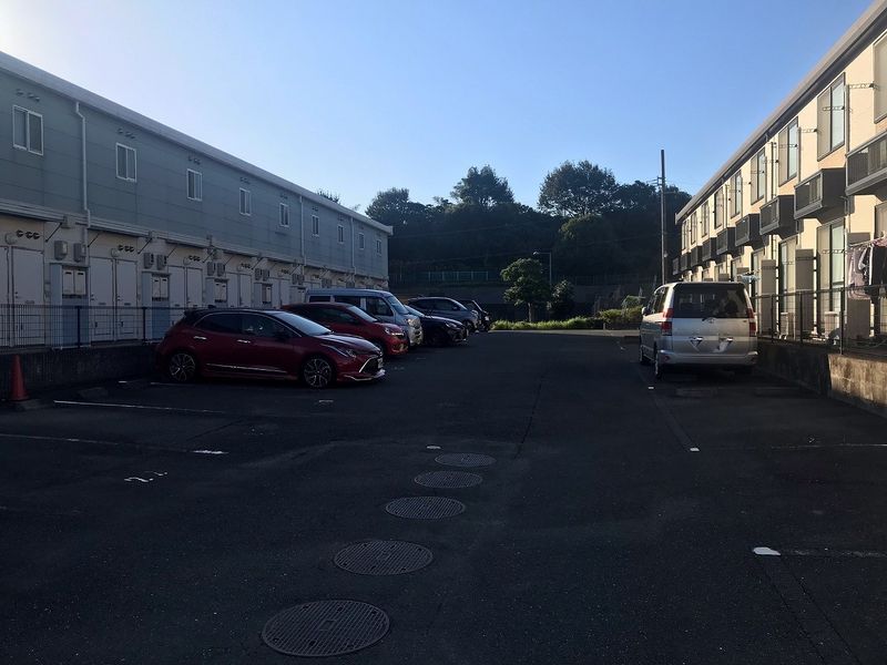 レオパレスセカンドなわて 駐車場