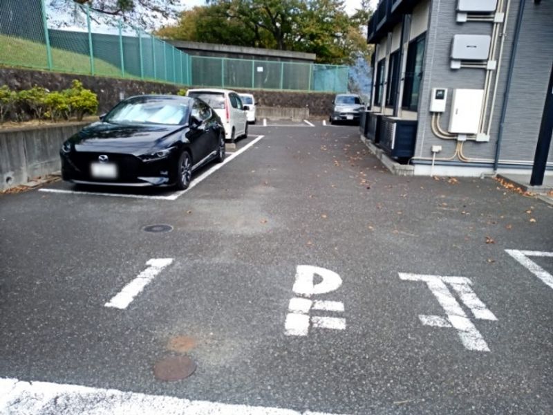レオパレスパノラマハイツ八幡山 駐車場