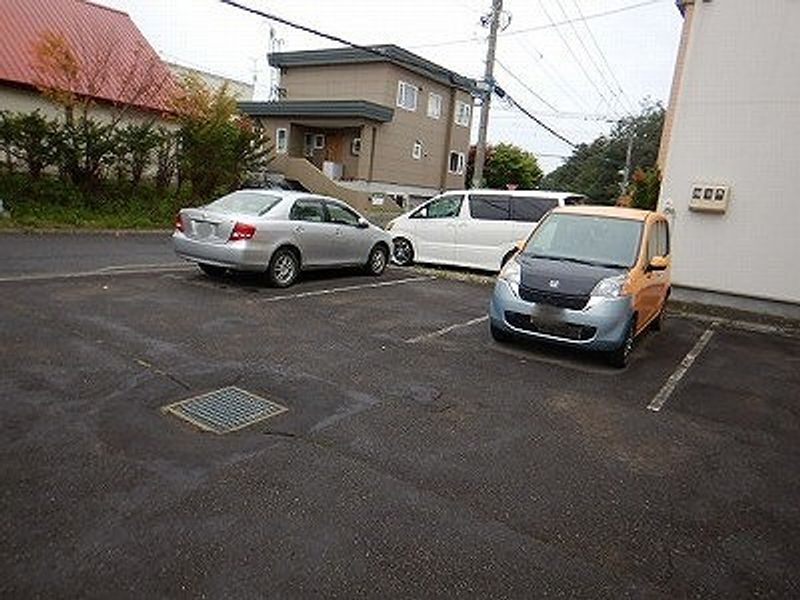 レオパレスグレイスポプラ 駐車場