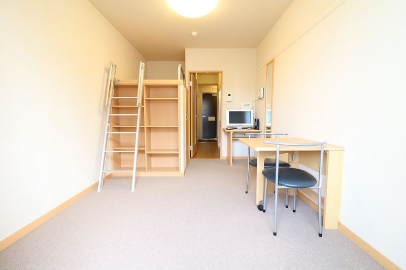 レオパレス深草 居間