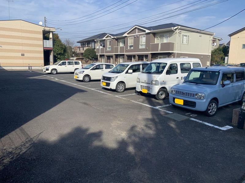 レオパレスリベェール 駐車場