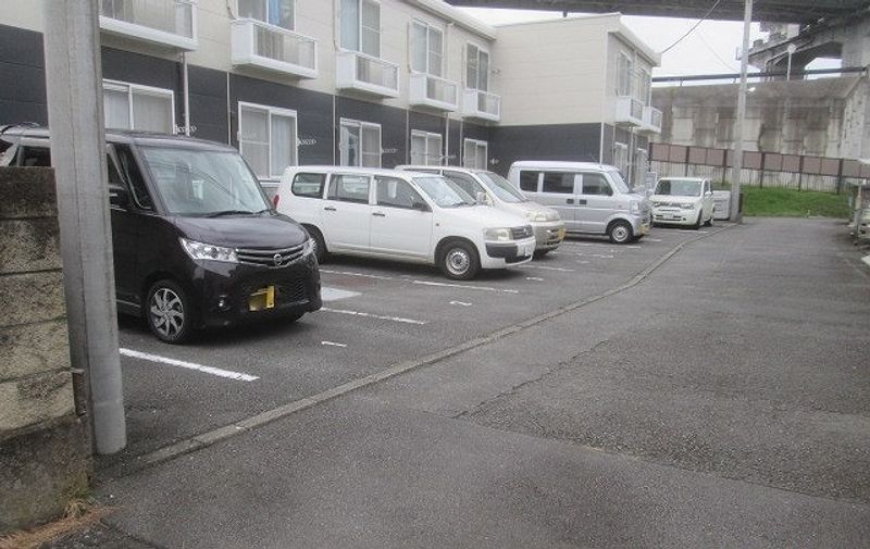 レオパレスみるく 駐車場