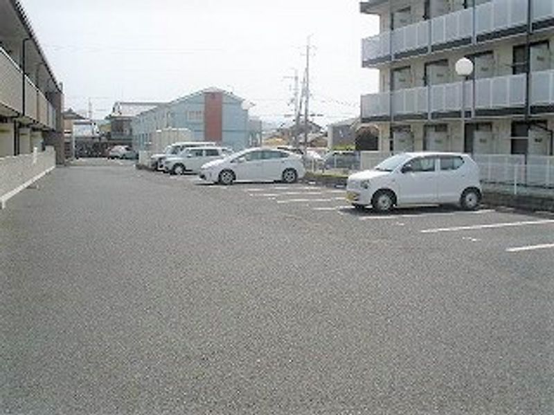 レオパレスリバーコート 駐車場