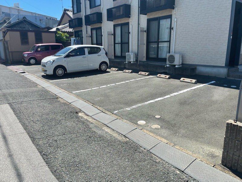 レオパレス老松町 駐車場
