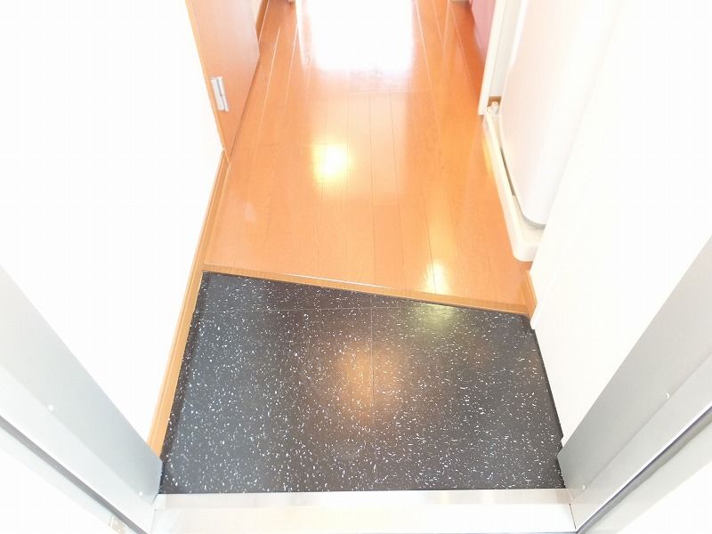 レオパレスユータス 玄関