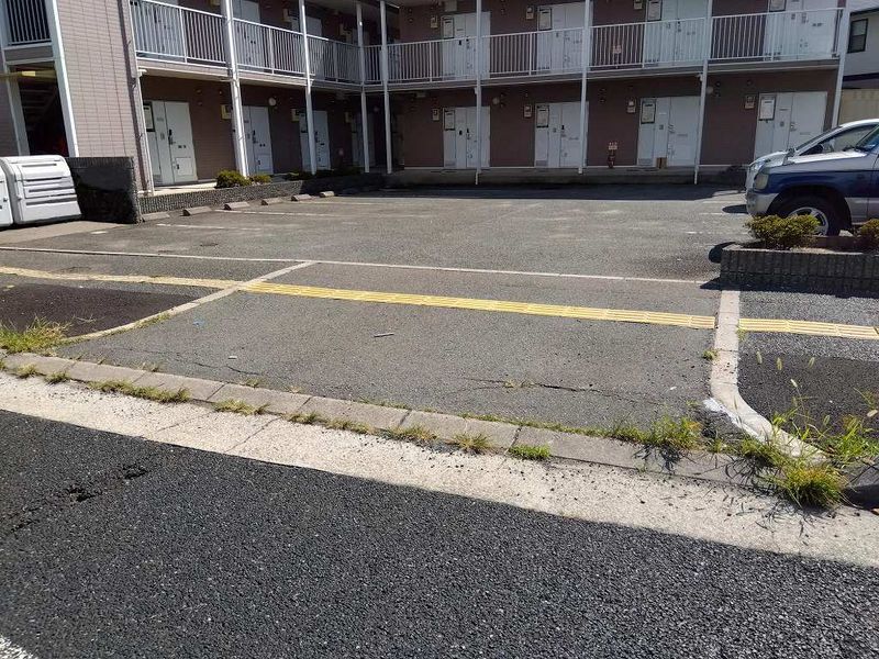 レオパレスプラバード 駐車場