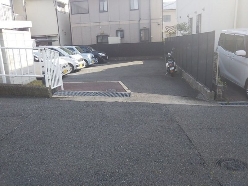 レオパレスクレールドゥ 駐車場