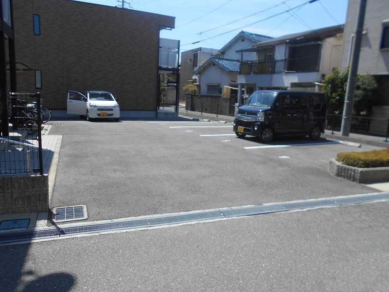 レオパレスポアロ 駐車場