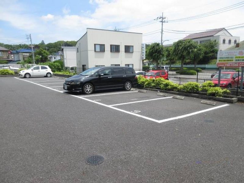 レオパレス唐沢 駐車場