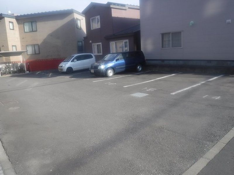 レオパレスエルナト 駐車場