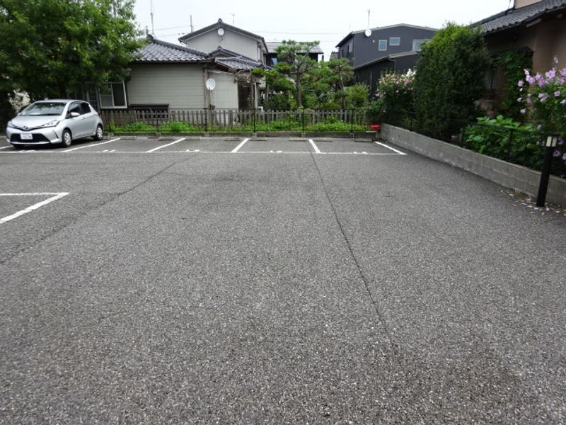レオパレスみやび 駐車場