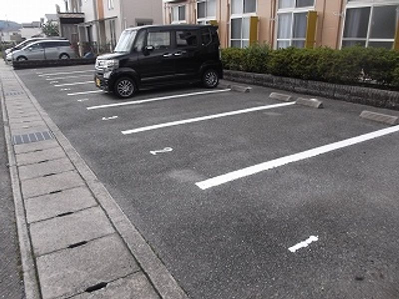 レオパレスグランサン 駐車場