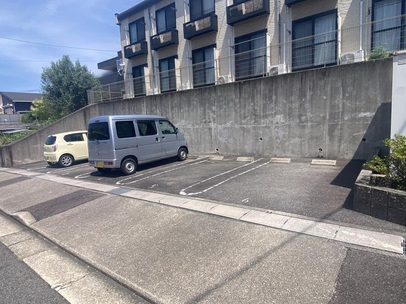 レオパレスロンシャンハイツ 駐車場