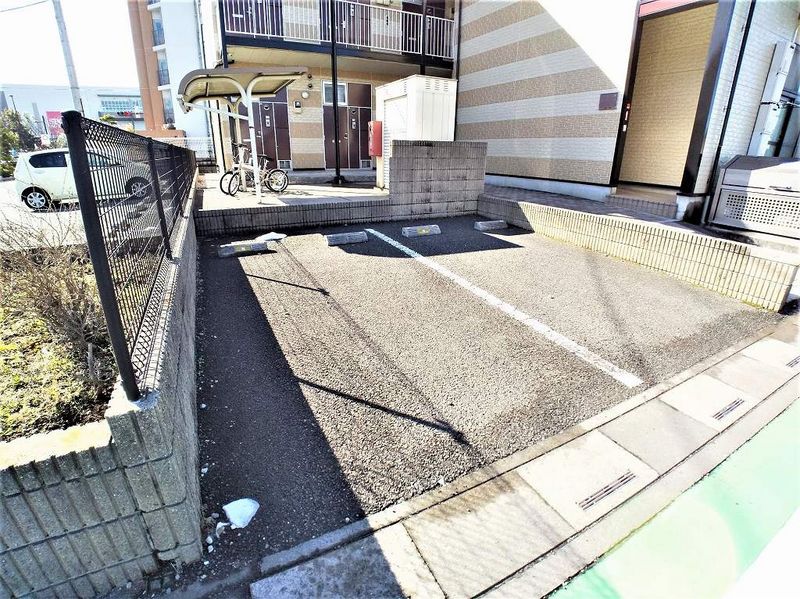 レオパレスこま 駐車場