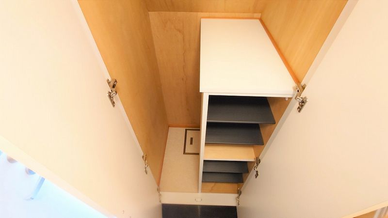 レオパレス梨の木 玄関