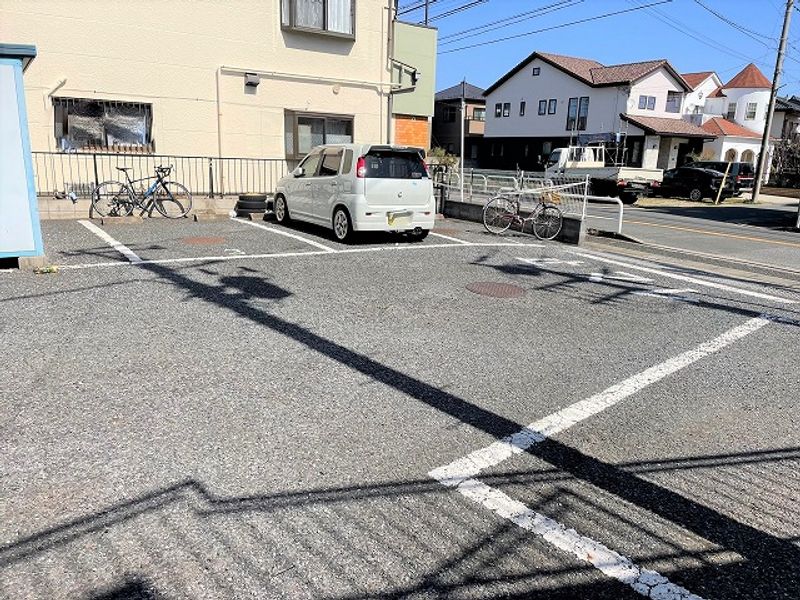 レオパレス三矢小台２０００ 駐車場