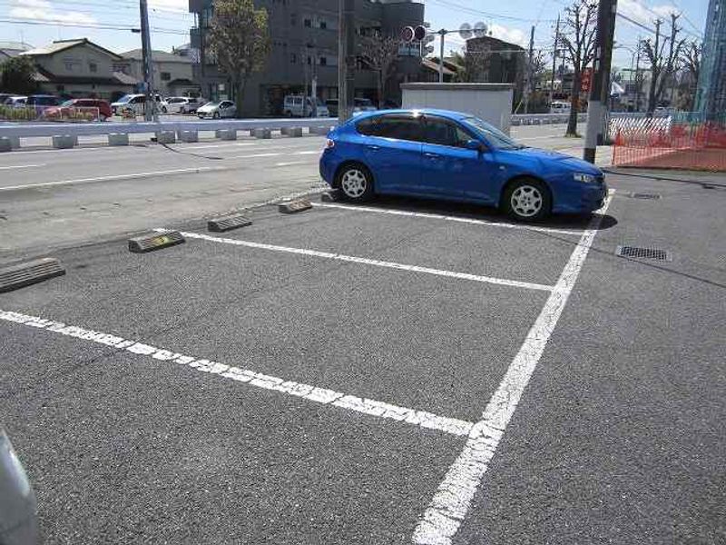 レオパレスＫＡＴＡＫＵＲＩ 駐車場